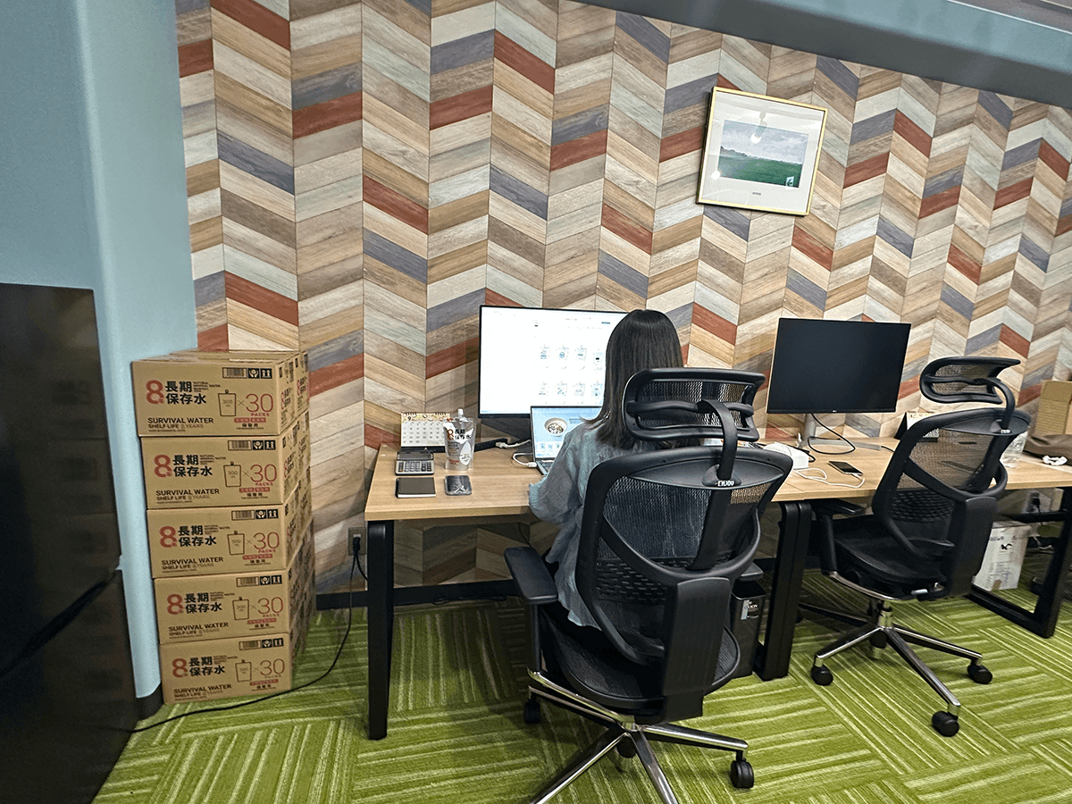 オフィスのデスク横に積み上げた保存水の備蓄