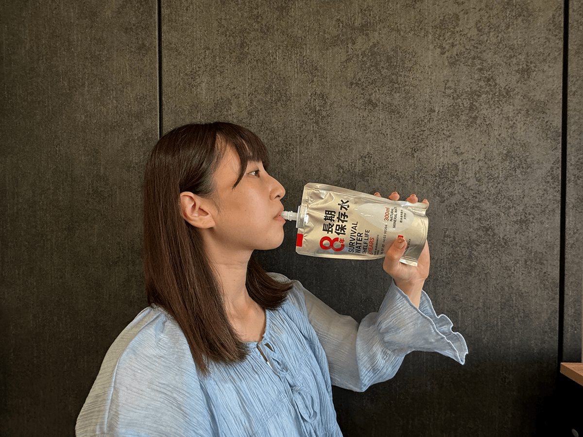 8年長期保存水を実際に飲んでいるシーン